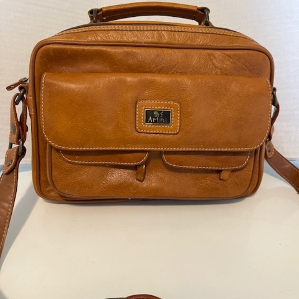 The Artina vintage leather shoulder bag.